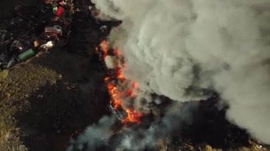 Yangın, araba hurdalığında büyük bir yangın, kara duman atmosferi kirletiyor, ekolojik felaket, küresel ısınma sorunu. Yüksek kalite 4k görüntü