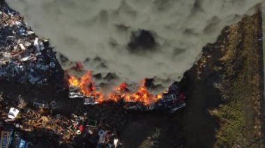 Yangın, araba hurdalığında büyük bir yangın, kara duman atmosferi kirletiyor, ekolojik felaket, küresel ısınma sorunu. Yüksek kalite 4k görüntü