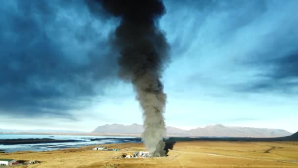 Požár Obrovský Požár Vrakovišti Černý Kouř Znečišťuje Atmosféru Ekologická Katastrofa — Stock video