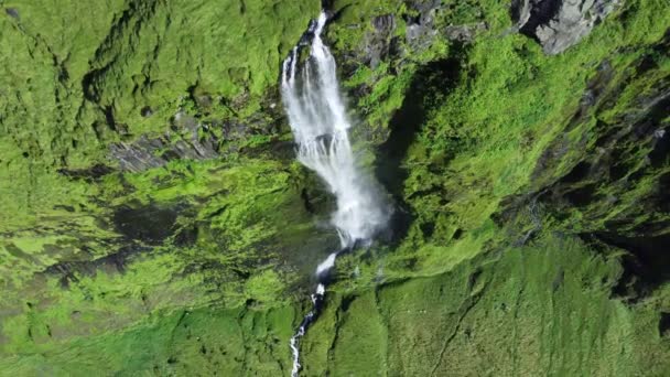 瀑布在冰岛 美丽的绿色夏季 火山清澈的高山河流空中风景 高质量的4K镜头 — 图库视频影像