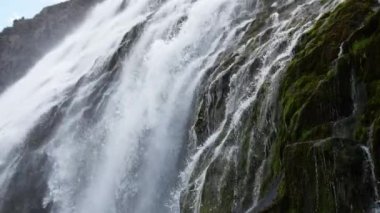 İzlanda Doğa Alanı 'ndaki güçlü Dynjandi Şelalesi. Yüksek kalite 4k görüntü