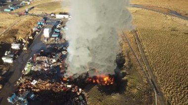 Yangın, araba hurdalığında büyük bir yangın, kara duman atmosferi kirletiyor, ekolojik felaket, küresel ısınma sorunu. Yüksek kalite 4k görüntü