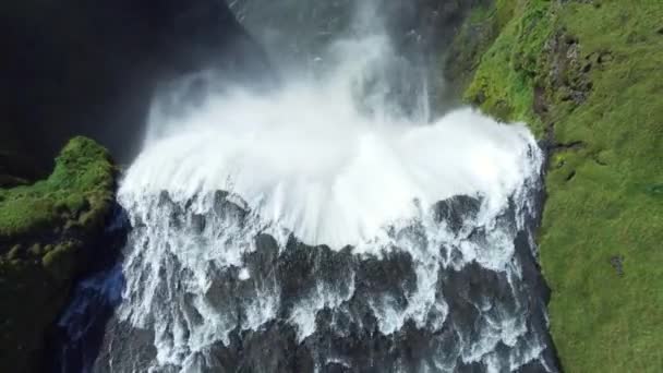 Waterval Ijsland Prachtig Groen Zomerseizoen Vulkanisch Zuiver Bergzicht Rivier Hoge — Stockvideo