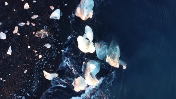 Pure Blauwe Oceaan Watergolven Met Licht Reflecties Verpletteren Ijsbergen Vulkanisch — Stockvideo