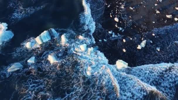 在冰岛的火山海滩上 带有光反射的纯蓝色海浪压碎了冰山 高质量的4K镜头 — 图库视频影像