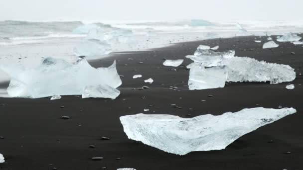 Diamantstrand Naturwunder Island Küste Mit Reinem Eis Auf Schwarzem Vulkansand — Stockvideo