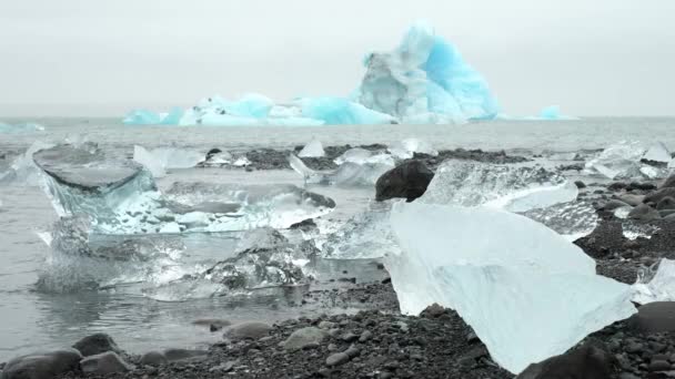 黑色沙滩上的冰块 冰岛自然中的纯蓝色冰山 8K4 210Bit渐变测井 — 图库视频影像