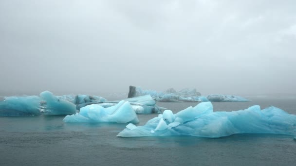 霧の氷河のラグーン 純粋なアイスランドの自然でブルー氷山 冬と氷の北の国で美しい自然の奇跡 10ビット — ストック動画