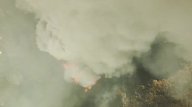 Yangın, araba hurdalığında büyük bir yangın, kara duman atmosferi kirletiyor, ekolojik felaket, küresel ısınma sorunu. Yüksek kalite 4k görüntü