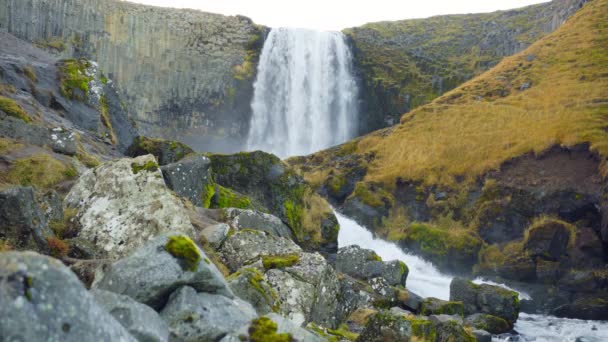 7680X4320 Cascata Islanda Fiume Montagna Nella Stagione Autunnale Bellissimo Paesaggio — Video Stock
