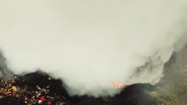 Yangın, araba hurdalığında büyük bir yangın, kara duman atmosferi kirletiyor, ekolojik felaket, küresel ısınma sorunu. Yüksek kalite 4k görüntü