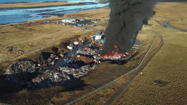 Eld Enorm Brand Bilskroten Svart Rök Förorenar Atmosfären Ekologisk Katastrof — Stockvideo