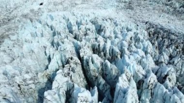 Vatnajokull Buzulu İzlanda 'da. Mavi buz ve beyaz kar ile güzel bir kış mevsimi. Hava manzaralı. İklim Değişimi ve Küresel Isınma. Yüksek kalite 4k görüntü