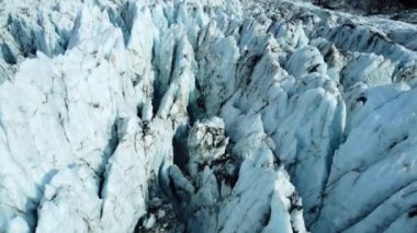 Vatnajokull Buzulu İzlanda 'da. Mavi buz ve beyaz kar ile güzel bir kış mevsimi. Hava manzaralı. İklim Değişimi ve Küresel Isınma. Yüksek kalite 4k görüntü