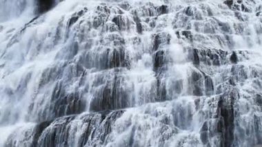 Dynjandi Şelalesi ağır çekimde. İzlanda 'daki güzel doğa manzarası. Kayaların arasından akan su akıntısı, dağ buzulu nehri 4k.