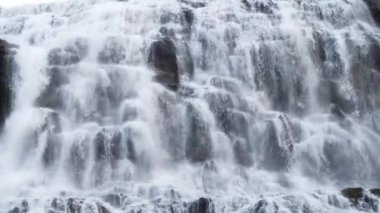Dynjandi Şelalesi ağır çekimde. İzlanda 'daki güzel doğa manzarası. Kayaların arasından akan su akıntısı, dağ buzulu nehri 4k.