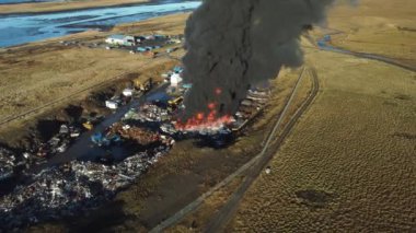 Yangın, araba hurdalığında büyük bir yangın, kara duman atmosferi kirletiyor, ekolojik felaket, küresel ısınma sorunu. Yüksek kalite 4k görüntü
