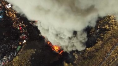 Yangın, araba hurdalığında büyük bir yangın, kara duman atmosferi kirletiyor, ekolojik felaket, küresel ısınma sorunu. Yüksek kalite 4k görüntü