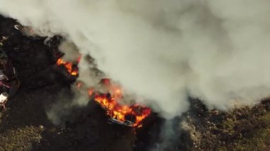 Yangın, araba hurdalığında büyük bir yangın, kara duman atmosferi kirletiyor, ekolojik felaket, küresel ısınma sorunu. Yüksek kalite 4k görüntü