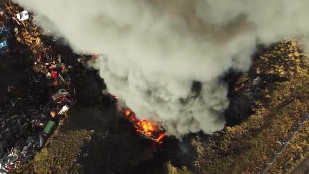 車のジャンクヤードでの巨大な火災 黒煙の大気汚染 生態系の災害 地球温暖化問題 高品質4K映像 — ストック動画