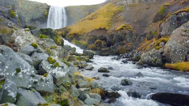 7680X4320 瀑布在冰岛 高山河流在秋天的季节 美丽的自然火山景观 高分辨率电影Uhd 4320P — 图库视频影像