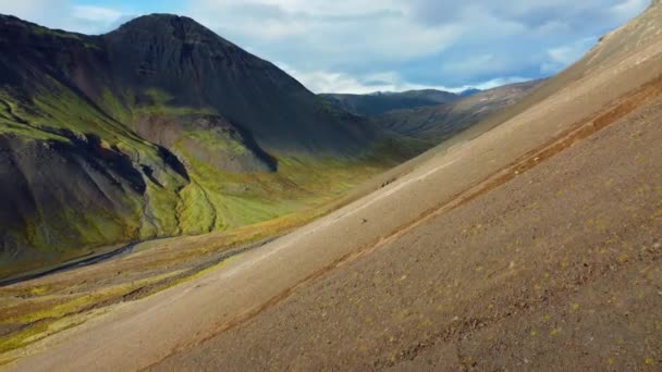 冰岛纯天然的空中景观4K 神奇的火山山脉在秋天的季节 高质量的电影镜头 — 图库视频影像