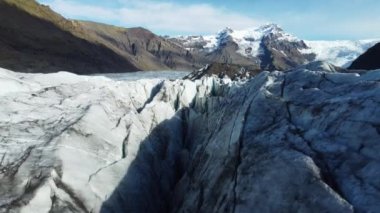 İzlanda 'daki Doğa Vatnajokull Buzulu beyaz kar ve mavi buz mevsimi mevsimi manzarası 4k. Yüksek kalite 4k görüntü