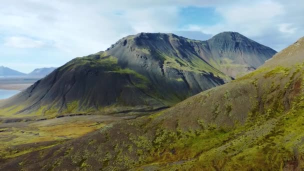 Island Ren Natur Antenn Landskap Magiska Vulkaniska Berg Höstsäsongen Filmmaterial — Stockvideo
