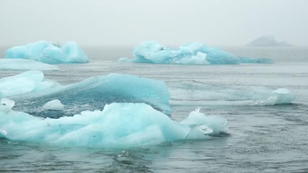 7680X4320 霧の氷河のラグーン 純粋なアイスランドの自然でブルー氷山 冬と氷の北の国で美しい自然の奇跡 高解像度映画Uhd 4320P — ストック動画
