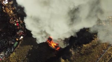 Yangın, araba hurdalığında büyük bir yangın, kara duman atmosferi kirletiyor, ekolojik felaket, küresel ısınma sorunu. Yüksek kalite 4k görüntü