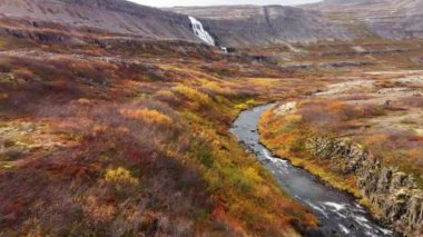 İzlanda Saf doğa havası 4k, Sonbahar mevsiminde büyülü volkanik dağlar. Yüksek kaliteli sinematik görüntüler