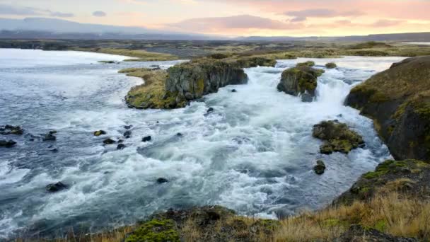 7680X4320 Wodospad Islandii Górska Rzeka Jesienią Piękny Krajobraz Wulkaniczny Natury — Wideo stockowe