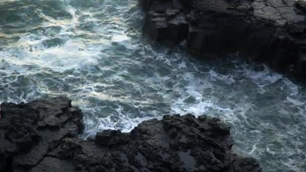 Isländische Schwarzsandküste Bei Sonnenuntergang Vulkanische Klippe Mit Blauem Wasser Aus — Stockvideo