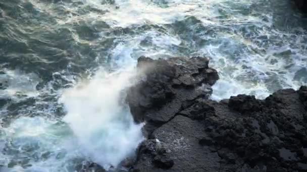 아이슬란드검은 Cliffside Blue North Atlantic Ocean Water Shot Resolution 4320P — 비디오