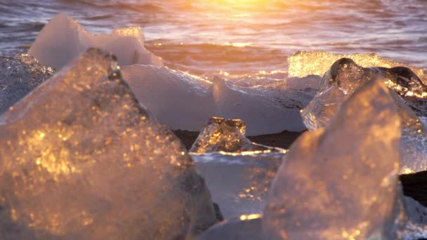 Знаменитый Алмазный Пляж Исландии Айсберги Сияющие Черном Вулканическом Песке Закате — стоковое видео