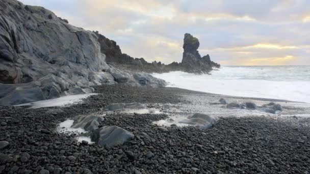 Ισλανδική Ακτή Της Μαύρης Άμμου Στο Sunset Ηφαιστειακή Πλαγιά Γαλάζιο — Αρχείο Βίντεο
