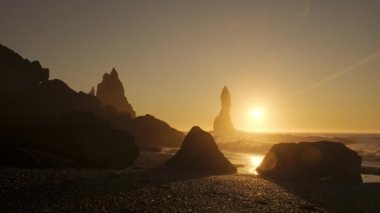 İzlanda 'daki Vik Ünlü Kara Kum Plajı, Volkanik Kayalık Tepesi üzerinde Günbatımı, Kuzey Atlantik Okyanusu Suyu, 4320 Peni Kararında Vuruldu.