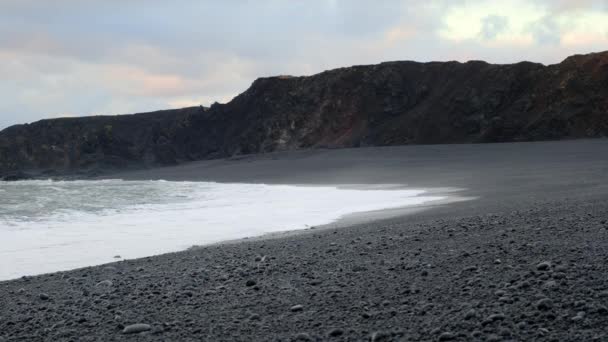Costa Praia Areia Preta Islandesa Pôr Sol Penhasco Vulcânico Com — Vídeo de Stock