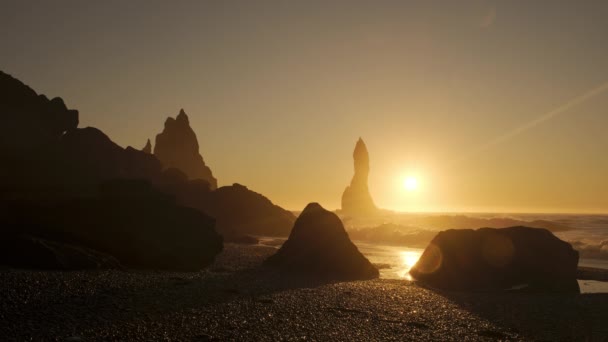 アイスランドの有名な黒い砂浜 火山崖の上の夕日 北大西洋の水 8K解像度4320Pで撮影 — ストック動画