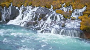 İzlanda 'da Güzel Doğa Şelalesi, Dağ Nehri' nde Saf Turkuaz Suyu, 4320. kararda vuruldu..