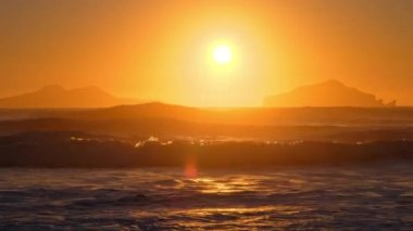 Fırtınalı Deniz 'de Gündoğumu, Günbatımında Güneş Yansıması ile Parlayan Altın Dalgalar, İzlanda Doğa Üzerinde İnanılmaz Işık, 8K Çözünürlükte 4320p.
