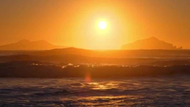 Salida Del Sol Sobre Mar Tormentoso Olas Doradas Brillantes Con — Vídeo de stock