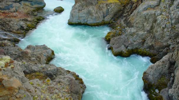 Canyon River Met Puur Turkoois Gletsjerwater Ongewoon Berglandschap Ijsland Neergeschoten — Stockvideo