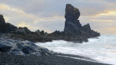 İzlanda 'nın Günbatımında Kara Kum Sahili, Mavi Kuzey Atlantik Okyanusu Suyu ile Volkanik Kayalık, 4320 Peni Kararında Vuruldu.