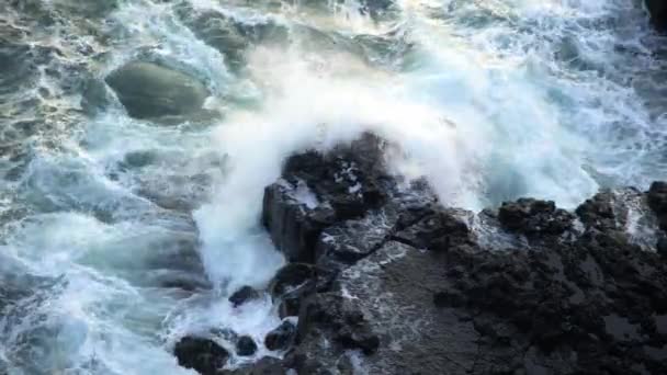 Costa Playa Arena Negra Islandesa Atardecer Acantilado Volcánico Con Agua — Vídeos de Stock