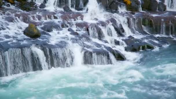 Красивая Природа Водопад Исландии Чистая Бирюзовая Вода Горной Реке Снято — стоковое видео