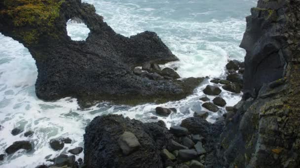 Ocean Waves Crashing Black Volcanic Cliff Чисте Узбережжя Блакитного Моря — стокове відео