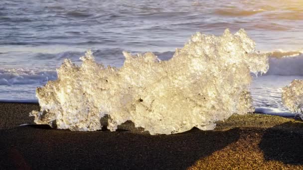 Híres Diamond Beach Izlandon Jéghegyek Ragyog Fekete Vulkanikus Homok Naplementekor — Stock videók