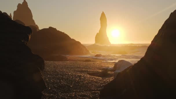 アイスランドの有名な黒い砂浜 火山崖の上の夕日 北大西洋の水 8K解像度4320Pで撮影 — ストック動画