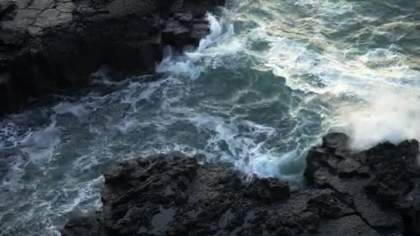 아이슬란드검은 Cliffside Blue North Atlantic Ocean Water Shot Resolution 4320P — 비디오